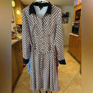 Pictures don’t do justice!! Black and Cream button up front dress.